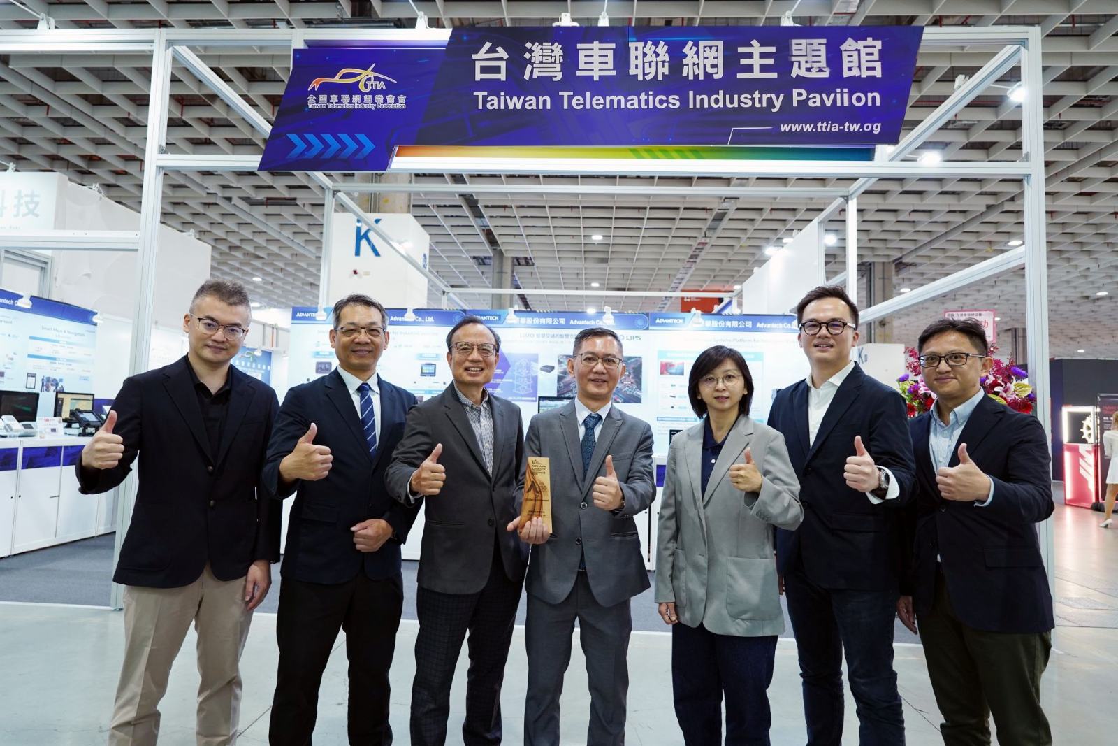 研華與台灣車聯網協會及生態系夥伴合影，共同展現智慧移動創新應用